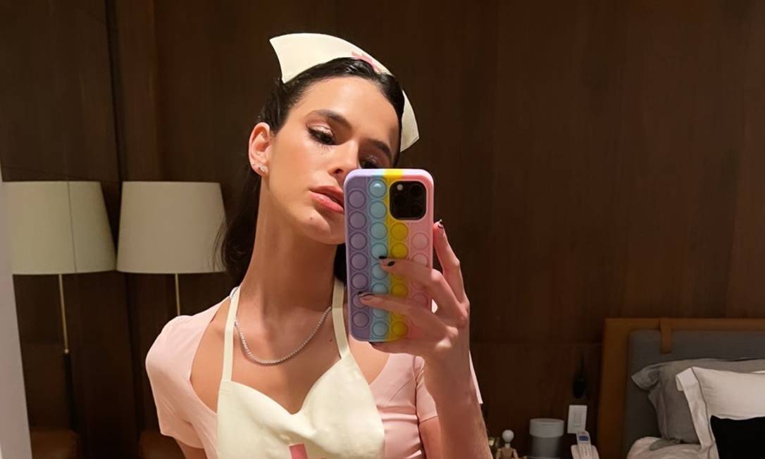 Conselho de enfermagem de São Paulo repudia uso de roupa associada à profissão como fantasia pela atriz Bruna Marquezine. Foto: Reprodução / Instagram