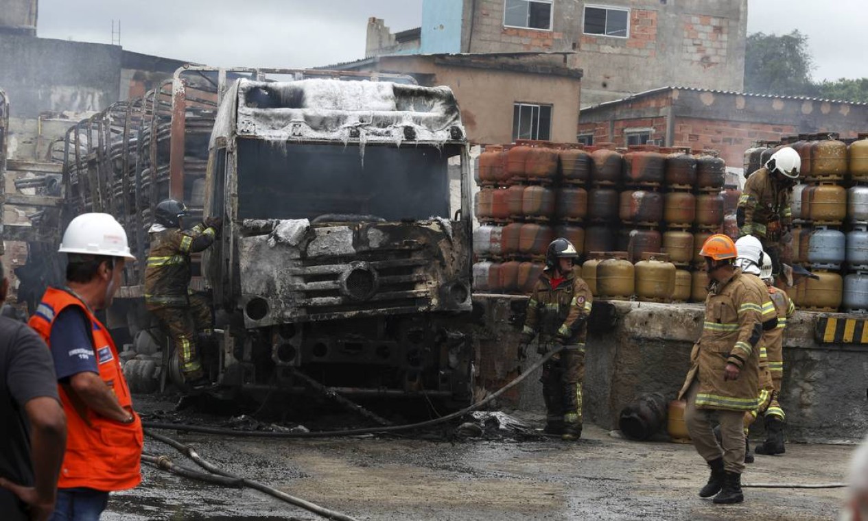Segundo o Corpo de Bombeiros, o fogo foi controlado e não há mais risco de outra explosão Foto: Fabiano Rocha / Agência O Globo