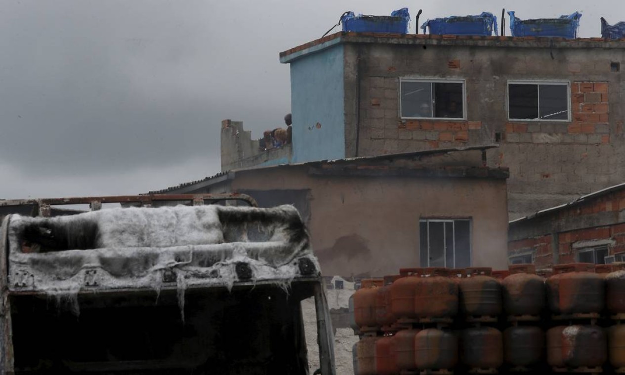 Do térreo pode se ver caixas d'água no segundo andar de imóvel vizinho que foi atingido pelas chamas Foto: FABIANO ROCHA / Agência O Globo