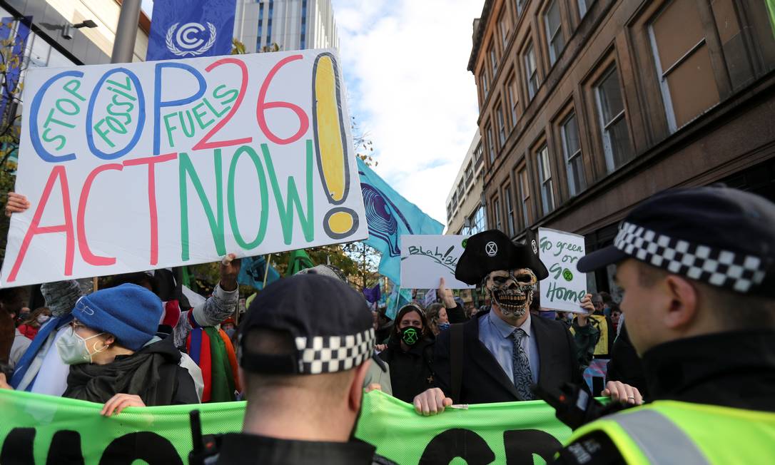 Manifestantes protestam durante Conferência das Nações Unidas sobre Mudança Climática (COP-26) em Glasgow, Escócia Foto: RUSSELL CHEYNE / REUTERS