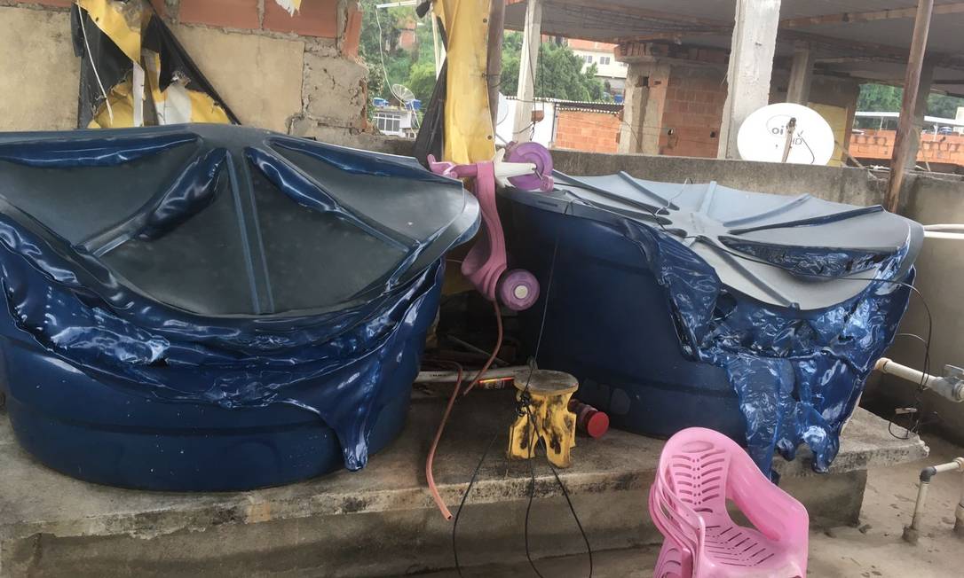 Caixas d'água de vizinhos do depósito derreteram com o incêndio Foto: Isabela Aleixo