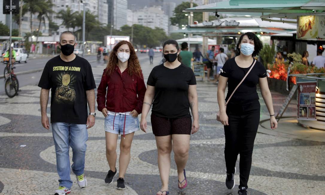 Estado e prefeitura do Rio liberaram o uso obrigatório de mascaras em ambiente aberto Foto: Domingos Peixoto / Agência O Globo