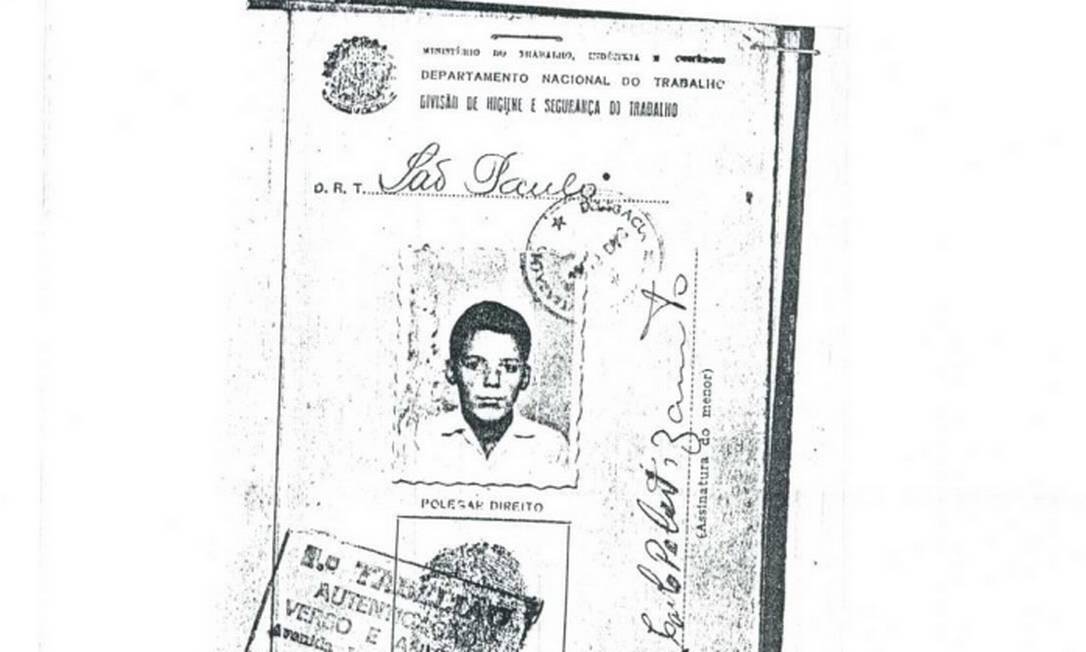 Reprodução da carteira de trabalho de Carlos Roberto Zanirato, morto em 1969 Foto: Reprodução