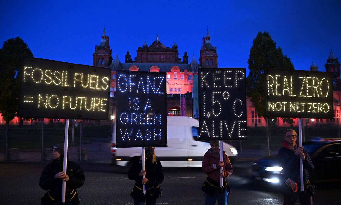 Ativistas do clima protestam em Glasgow, Escócia, contra o uso de combustíveis fósseis durante a Conferência do Clima COP26 Foto: BEN STANSALL / AFP