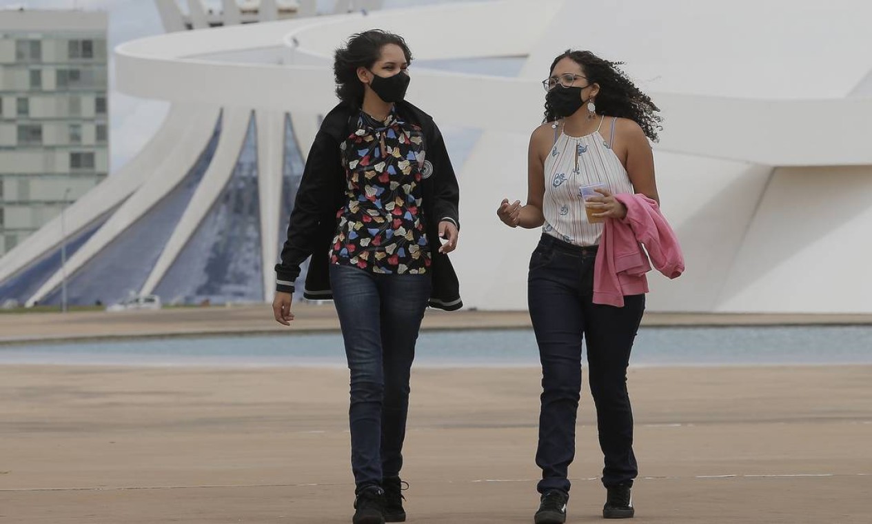 As irmãs Bianca Meneses e Bárbara Meneses optaram por usar a proteção mesmo com fim da obrigatoriedade Foto: Cristiano Mariz / Agência O Globo