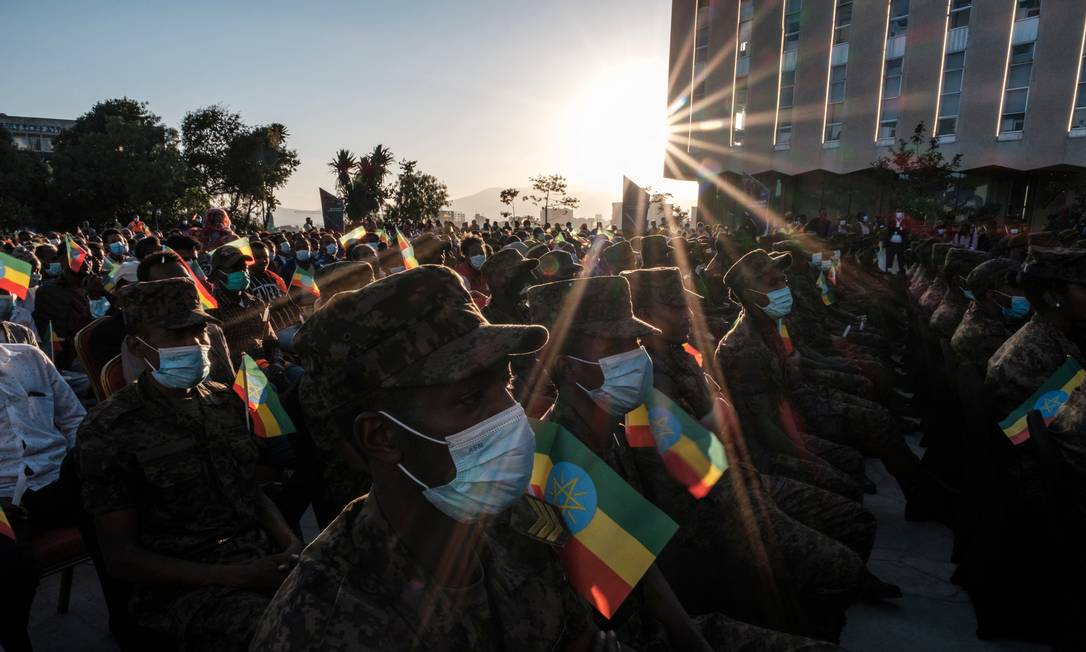 Membros do Exército etiópe com bandeiras durante evento marcando um ano da guerra civil no país Foto: Eduardo Soteras / AFP