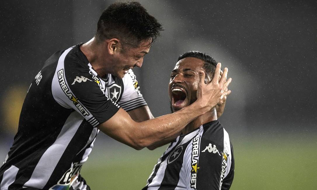 Botafogo encontrou no banco de reservas solução para vencer o Confiança Foto: Agência O Globo
