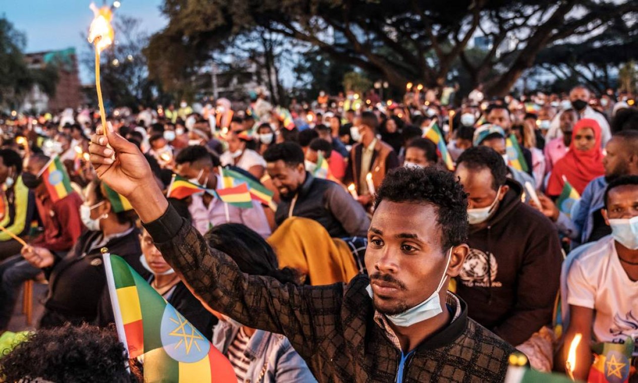Homem segura uma vela durante vigília em memórial das vítimas do conflito de Tigray organizado pela administração municipal, em Addis Abeba, Etiópia Foto: EDUARDO SOTERAS / AFP