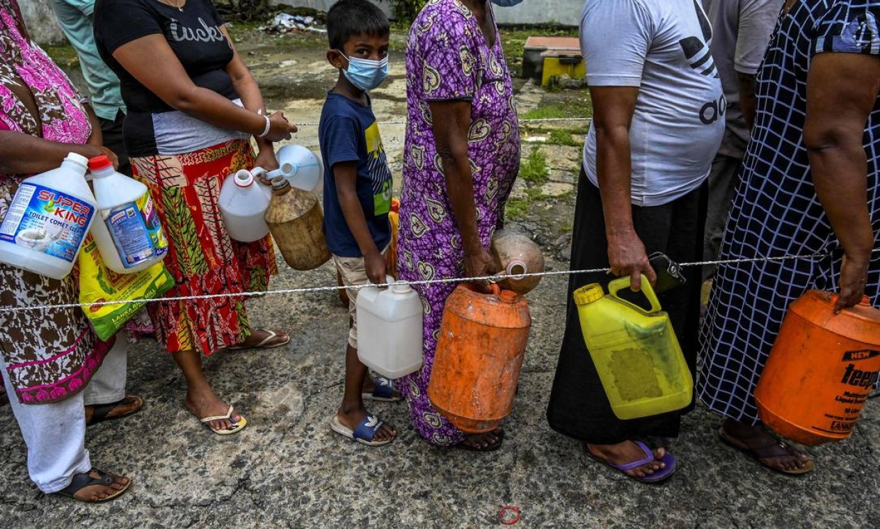 Pessoas fazem fila para comprar óleo de querosene para usar em suas casas em Colombo, no Sri Lanka Foto: ISHARA S. KODIKARA / AFP