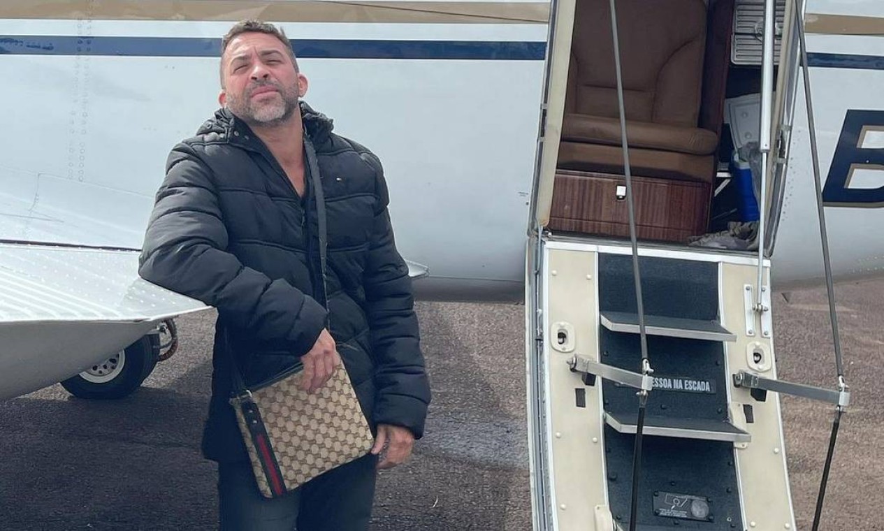 Eduardo posa com bolsa de grife diante de avião particular Foto: Reprodução