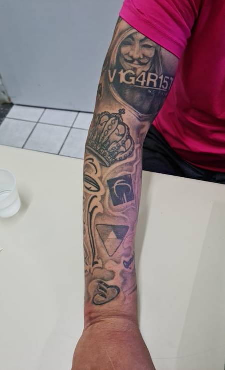 Max William Gonçalves Campos, preso por fraude bancária, tem logo de bancos tatuadas em um dos braços Foto: Reprodução