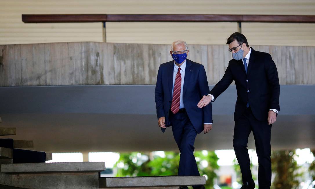 Josep Borrell, responsável pela diplomacia da União Europeia, é recebido pelo chanceler Carlos França no Itamaraty. Foto: ADRIANO MACHADO / REUTERS