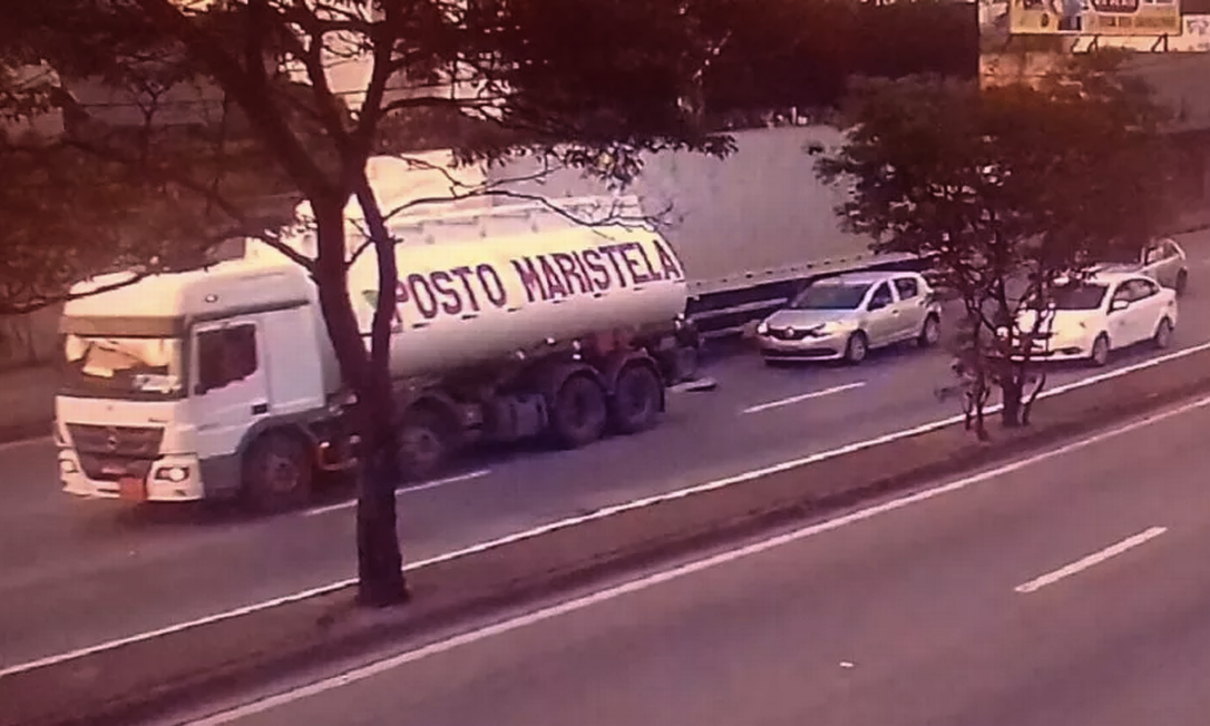 Caminhão-tanque roubado nesta quinta-feira: 23 mil litros de combustível foram levados e veículo foi abandonado Foto: Reprodução / TV Globo
