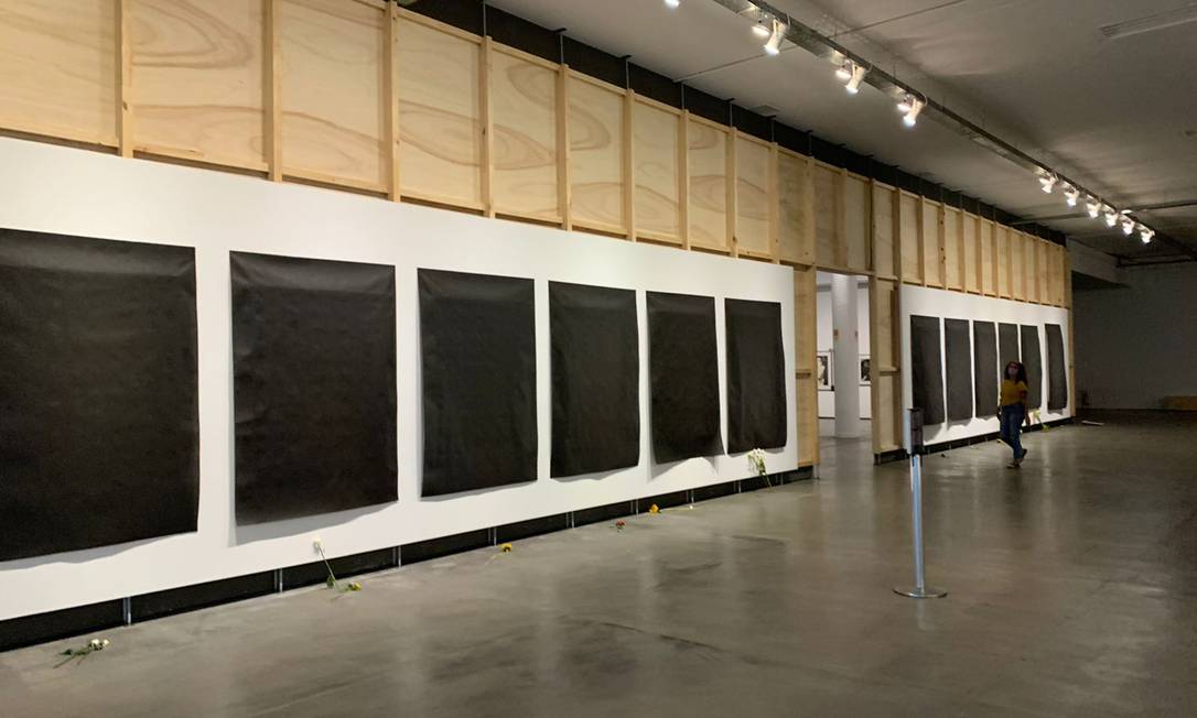 Obras de Jaider Esbell estão cobertas de preto na Bienal de São Paulo Foto: Maria Fortuna 