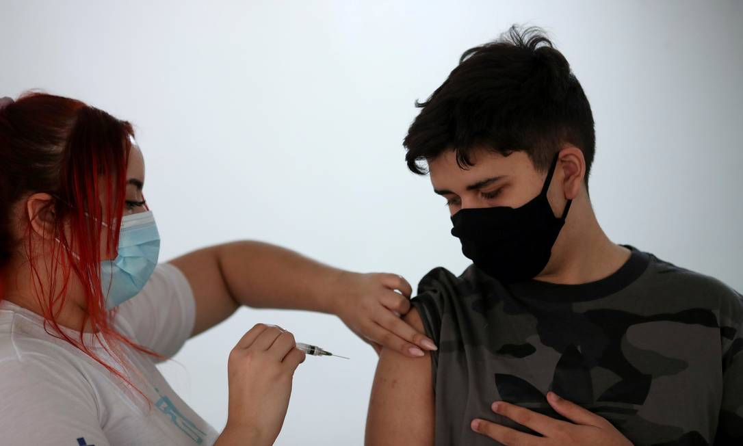 Adolescente recebe vacina contra Covid-19 no Rio Foto: RICARDO MORAES / Reuters