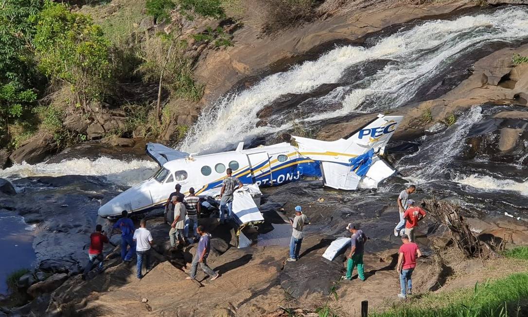 Foto feita por Aníbal Júnior, dono do terreno em que caiu o avião de Marília Mendonça, após o acidente Foto: Reprodução 