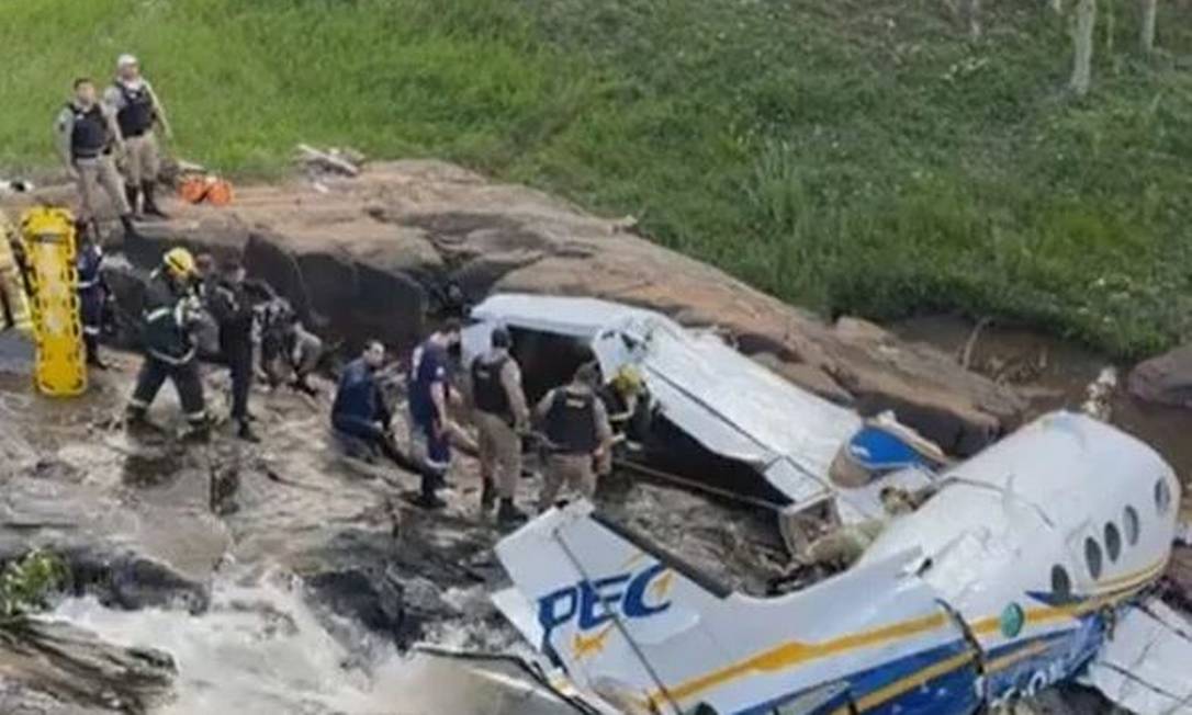 O piloto conseguiu manobrar a aeronave e pousou na margem de uma cachoeira, mas não foi o suficiente para que passageiros sobrevivessem Foto: Reprodução