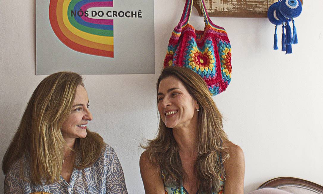 Heoisa Cyrillo e Daniela Vignoli, criadoras do projeto Nós do Crochê, que beneficia moradoras da Rocinha Foto: Divulgação/Celina Cyrillo Gomes