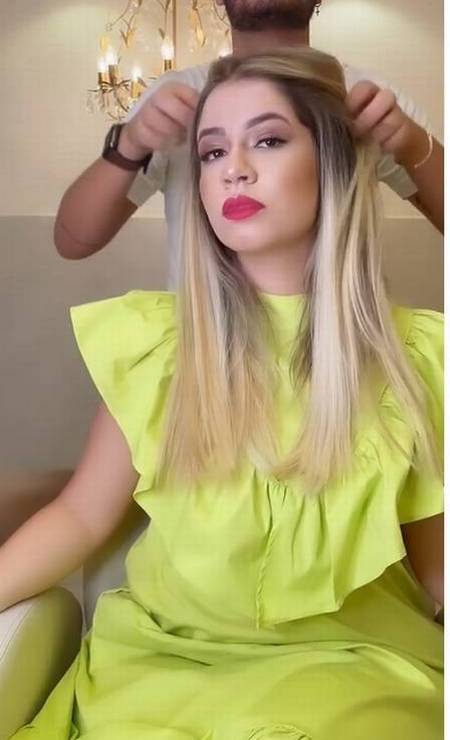 Cantora Marília Mendonça fazendo penteado