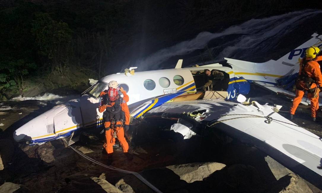Bombeiros trabalham no resgate após avião alugado pela cantora Marília Mendonça cair na zona rural de Piedade de Caratinga (MG) Foto: Corpo de Bombeiros Militar de Minas Gerais (CBMMG)