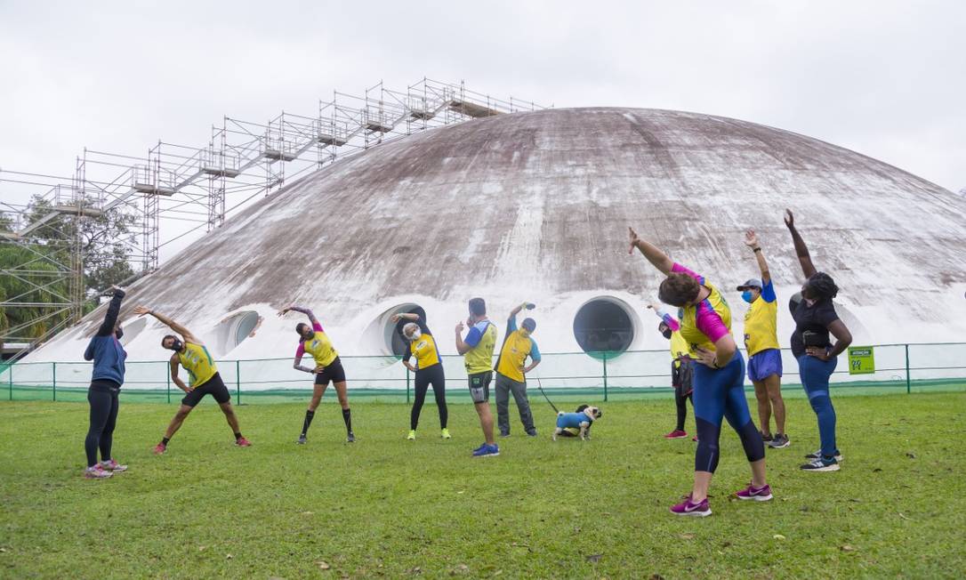Equipe Tavares, uma das assessorias esportivas, treina no parque Foto: Edilson Dantas / O Globo