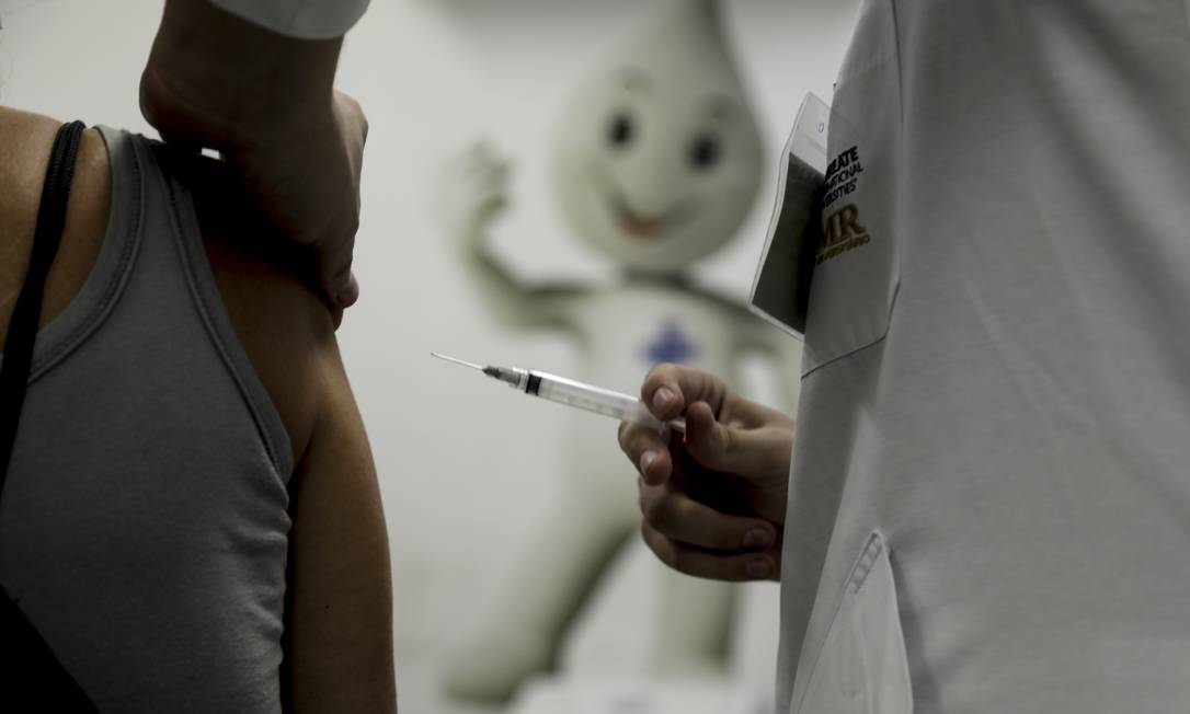 População é vacinada contra Covid, 19, no Rio Foto: Gabriel de Paiva / Agência O Globo