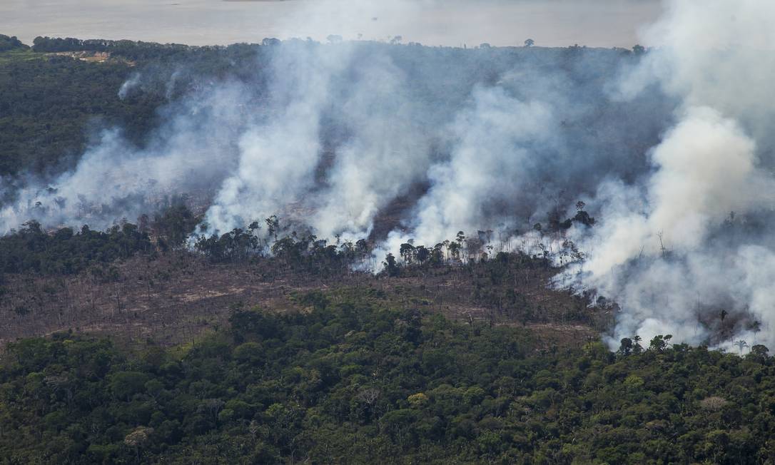 Incêndio consome árvores na Floresta Amazônica perto de Porto Velho, Rondônia Foto: Edilson Dantas/17-9-2021 / Agência O Globo