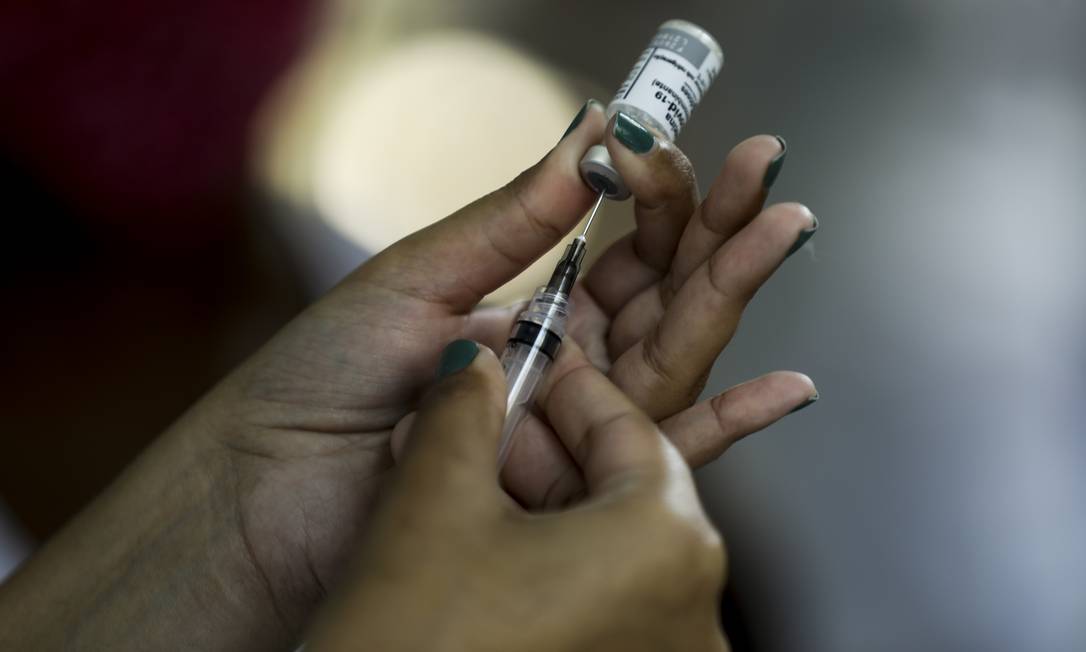 Enfermeira prepara vacina contra a Covid no Rio. Foto: Gabriel de Paiva / Agência O Globo