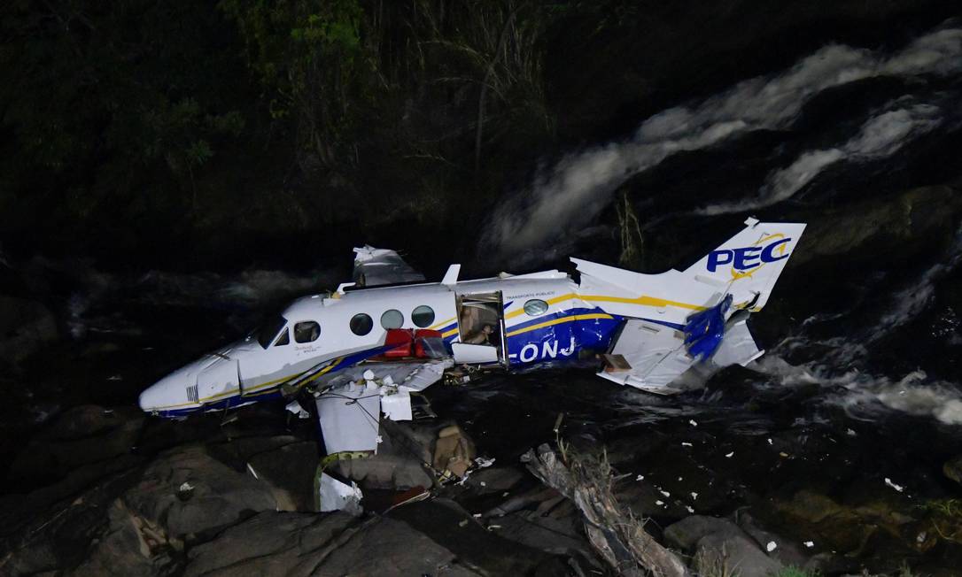 Destroços do avião que caiu em Piedade de Caratinga, Minas Gerais. A bordo da aeronave estava a cantora e compositora, fenômeno do sertanejo sofrência, Marília Mendonça e outras quatro pessoas Foto: WASHINGTON ALVES / REUTERS