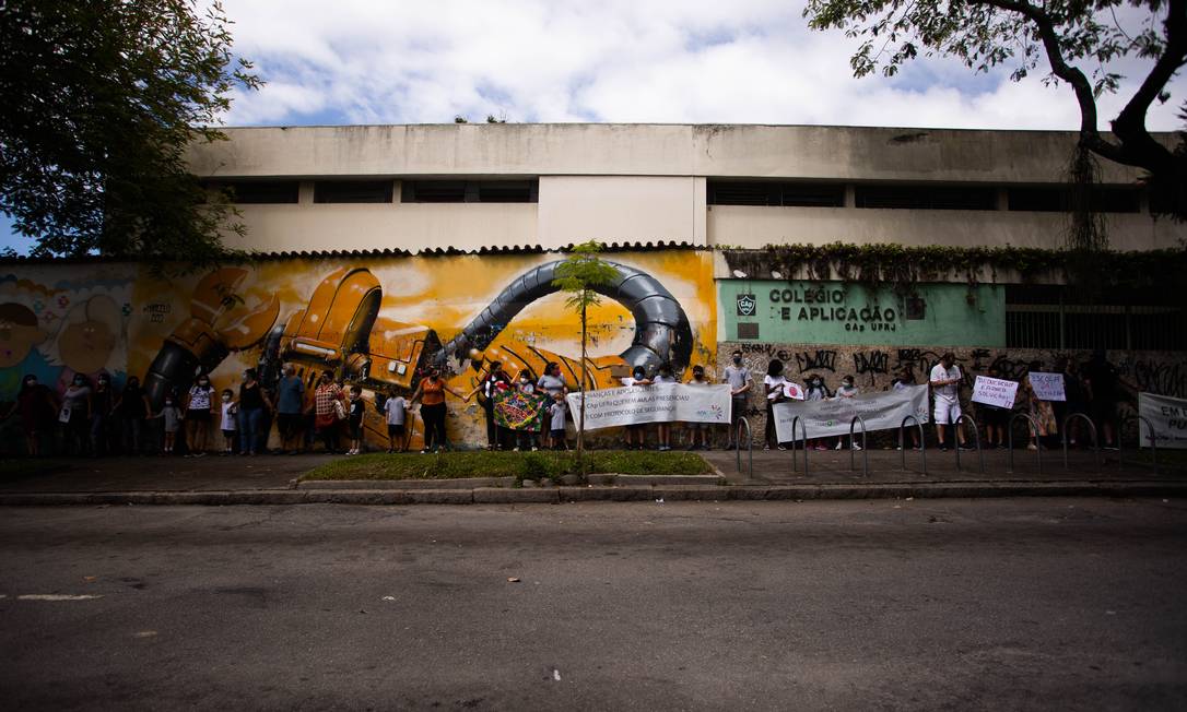 Munidos de faixas e cartazes, pais e alunos dão 'abraço', na escola Foto: Maria Isabel Oliveira / Agência O Globo