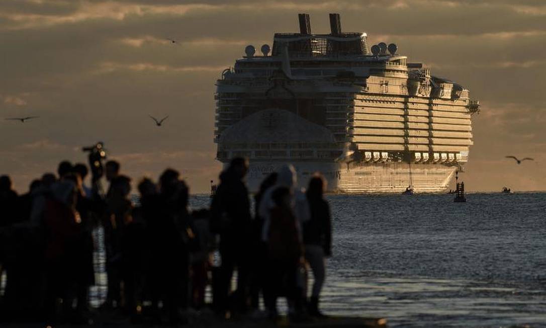 Novo navio da Royal Caribbean Cruise (RCCL) deixa estaleiro em Saint-Nazaire, oeste da França Foto: AFP