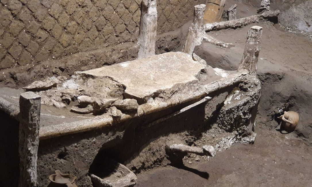 Camas eram feitas de várias tábuas de madeira que podiam ser ajustadas de acordo com a altura de quem as utilizou Foto: Archaeological Park of Pompeii