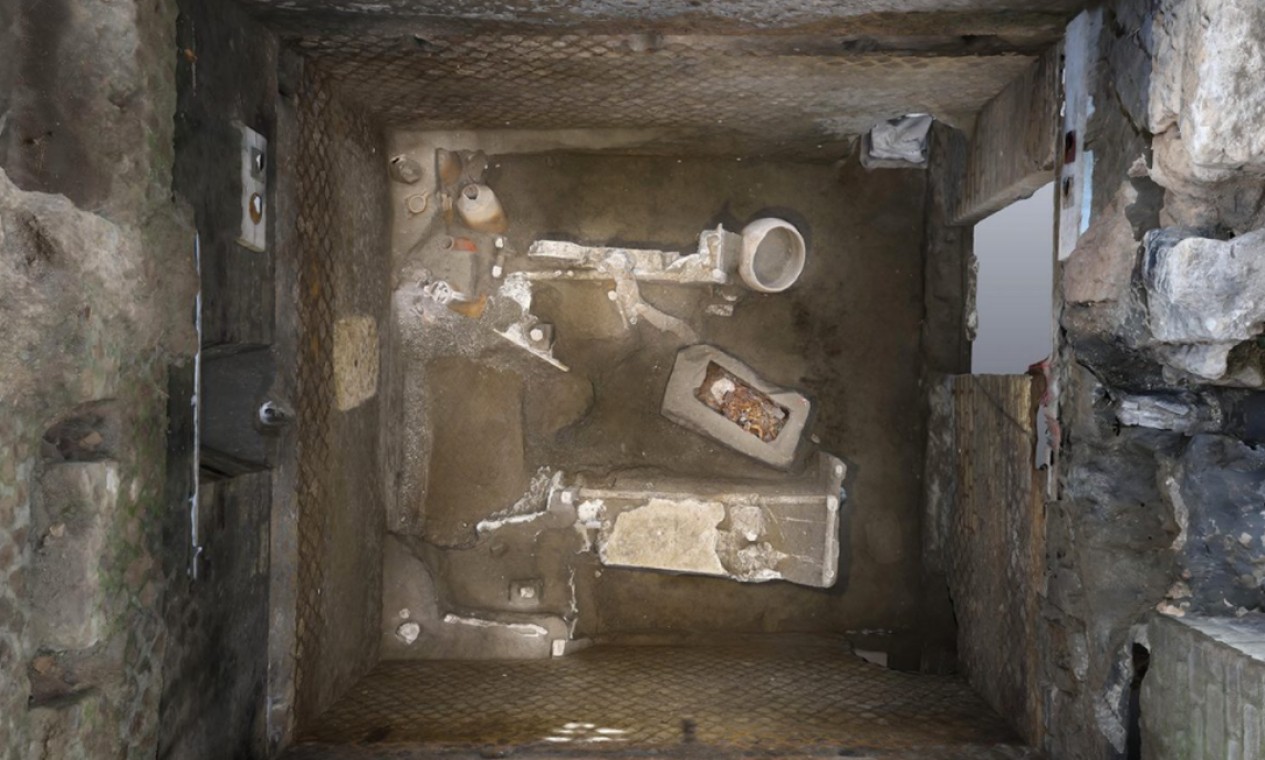 cômodo de 16 metros quadrados servia de dormitório e despensa: além de três camas – uma delas infantil – havia oito vasos em um canto Foto: Archaeological Park of Pompeii