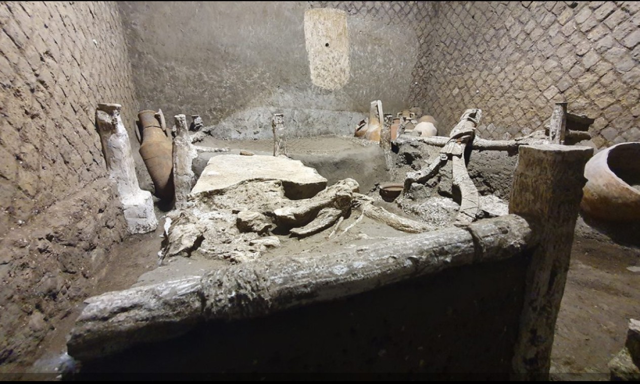 Arqueólogos também encontraram vários itens pessoais sob as camas, incluindo uma vasilha para pertences pessoais, jarros de cerâmica e o que pode ter sido um penico Foto: Archaeological Park of Pompeii