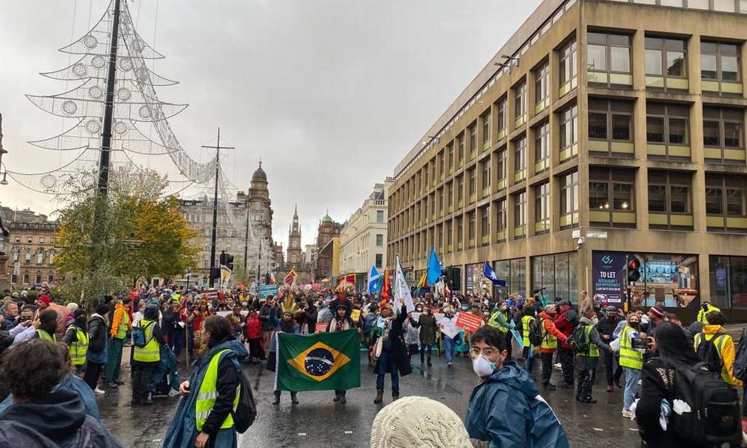 Milhares de pessoas foram às ruas da capital escocesa pedir maior compromisso com o combate às mudanças climáticas Foto: Brazil Climate Action Hub / Divulgação