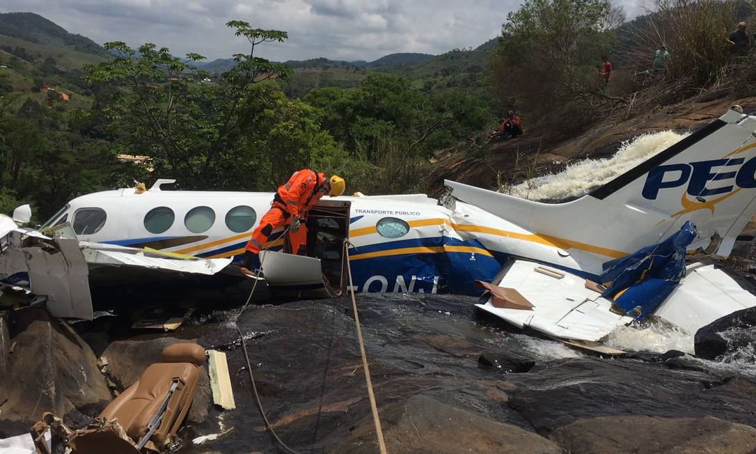Bombeiros finalizam retirada de pertences do avião que caiu com Marília Mendonça e equipe Foto: Divulgação CBMMG