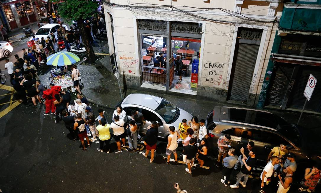 A fila para entrar na Street Lapa dobra a esquina na Rua Gomes Freire: a boate, que vinha funcionando como bar na pandemia, é um exemplo da volta do movimento na noite, mesmo com a limitação de 50% na capacidade Foto: Roberto Moreyra / Agência O Globo