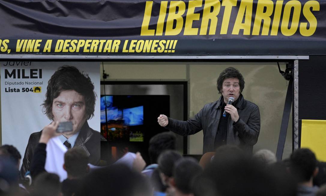 Economista Javier Milei, candidato a deputado na Argentina, durante aula aberta em Buenos Aires Foto: JUAN MABROMATA / AFP