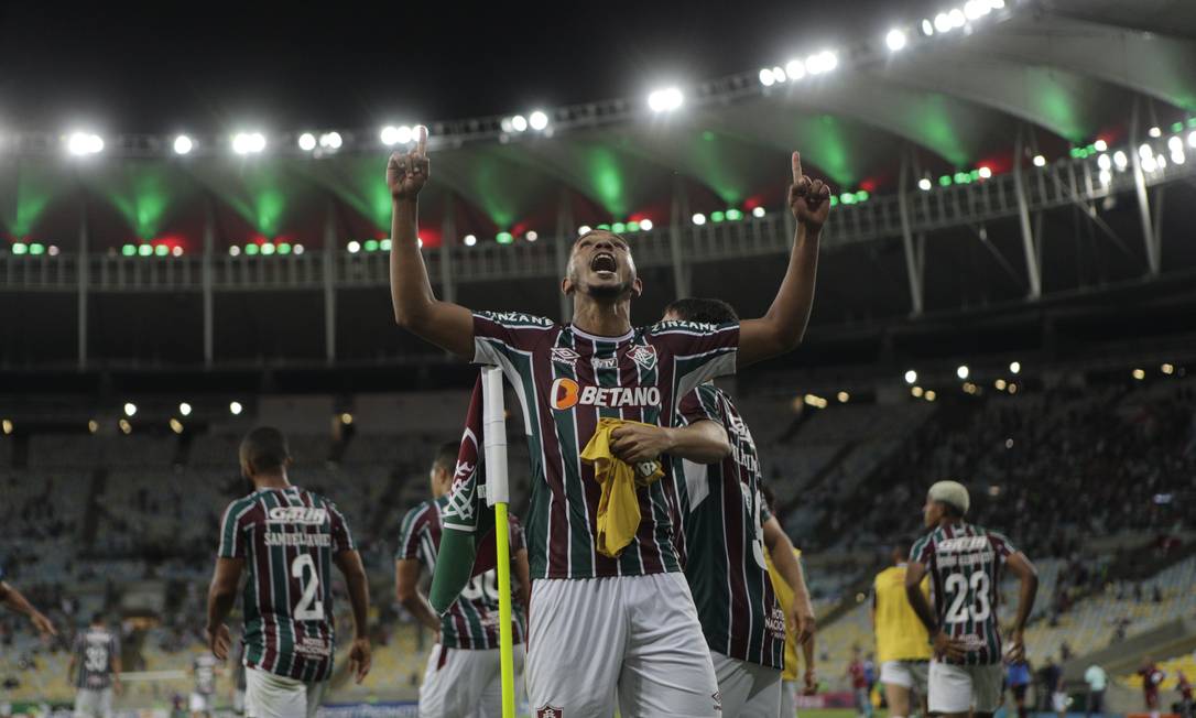 David Braz resolveu para o Fluminense no Maracanã Foto: Agência O Globo