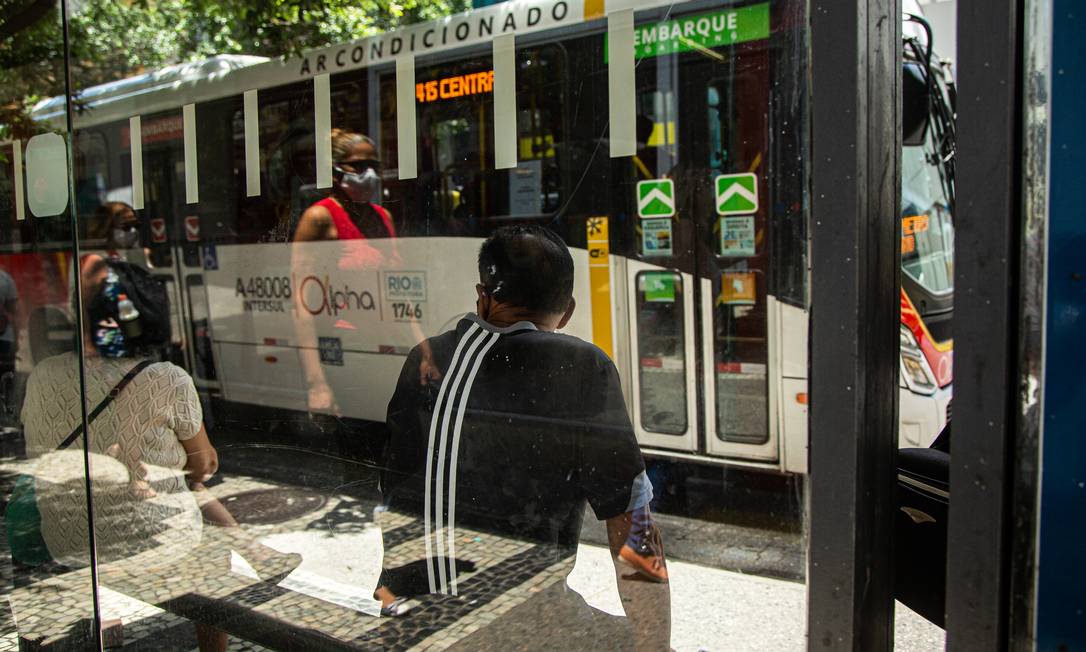 Altas no preço dos combustíveis tem encarecido o custo do transporte público Foto: Hermes de Paula / Agência O Globo
