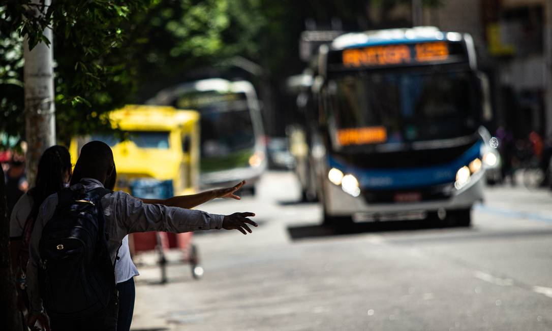 Altas no preço dos combustíveis têm encarecido o custo do transporte público Foto: Hermes de Paula / Agência O Globo
