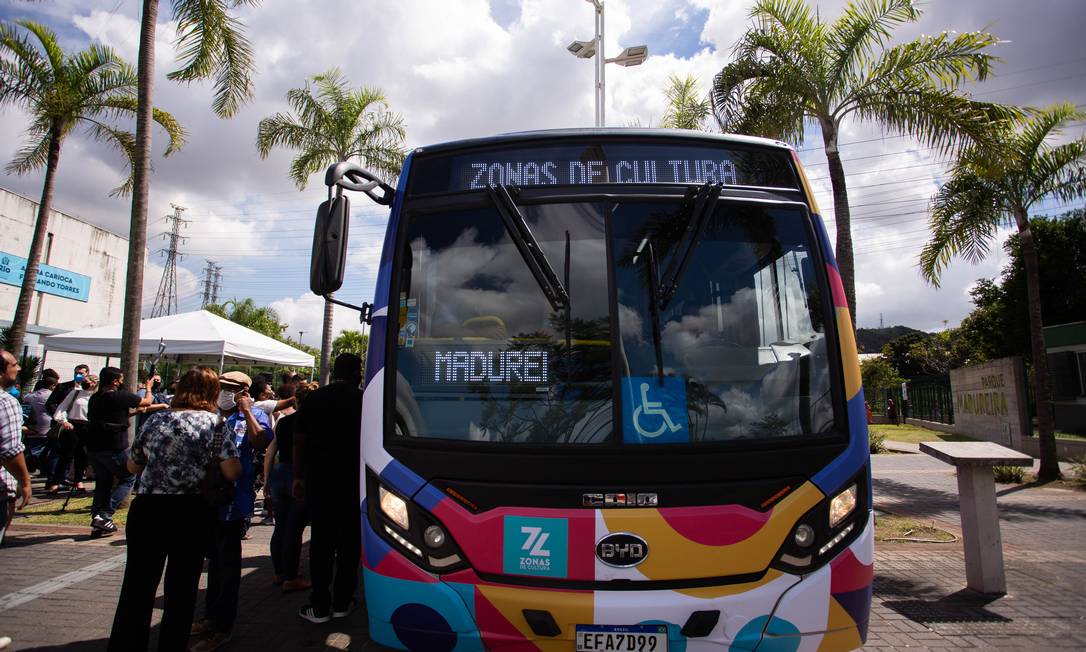 Estreia do primeiro tour cultural por Madureira num ônibus elétrico Foto: Maria Isabel Oliveira / Agência O Globo
