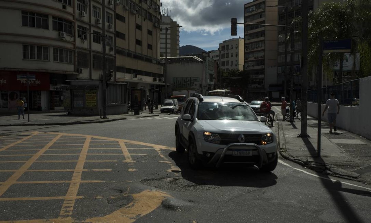Asfalto deformado em cruzamento da Rua Pareto, na Tijuca, Zona Norte do Rio Foto: Guito Moreto / Agência O Globo