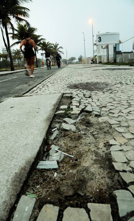 Buraco no calçadão da Praia da Barra, onde o pianista Nelson Freire sofreu um acidente ao pisar em um buraco Foto: Roberto Moreyra / Agência O Globo