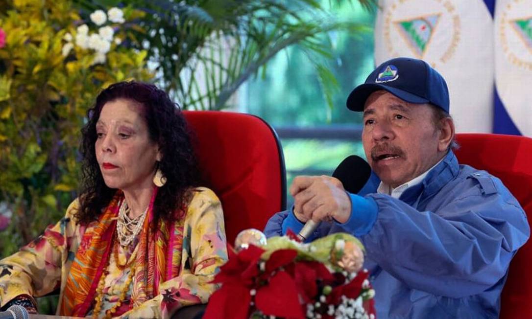 Presidente da Nicarágua, Daniel Ortega, ao lado de sua mulher e vice-presidente, Rosario Murillo, durante uma mensagem televisionada sobre a eleição Foto: CESAR PEREZ / AFP/7-11-21