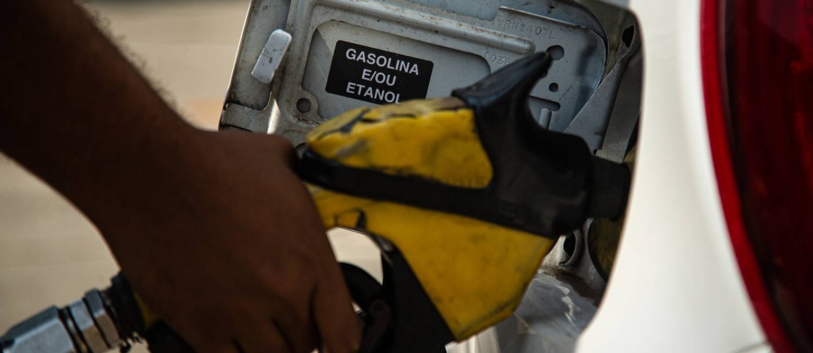 Carro é abastecido em posto de combustíveis no Rio Foto: Hermes de Paula / Agência O Globo