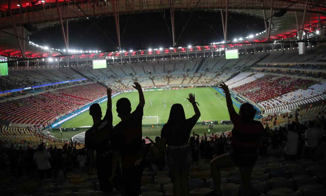 Torcedores durante a partida entre Flamengo e Grêmio, no Maracanã Foto: RICARDO MORAES / Reuters