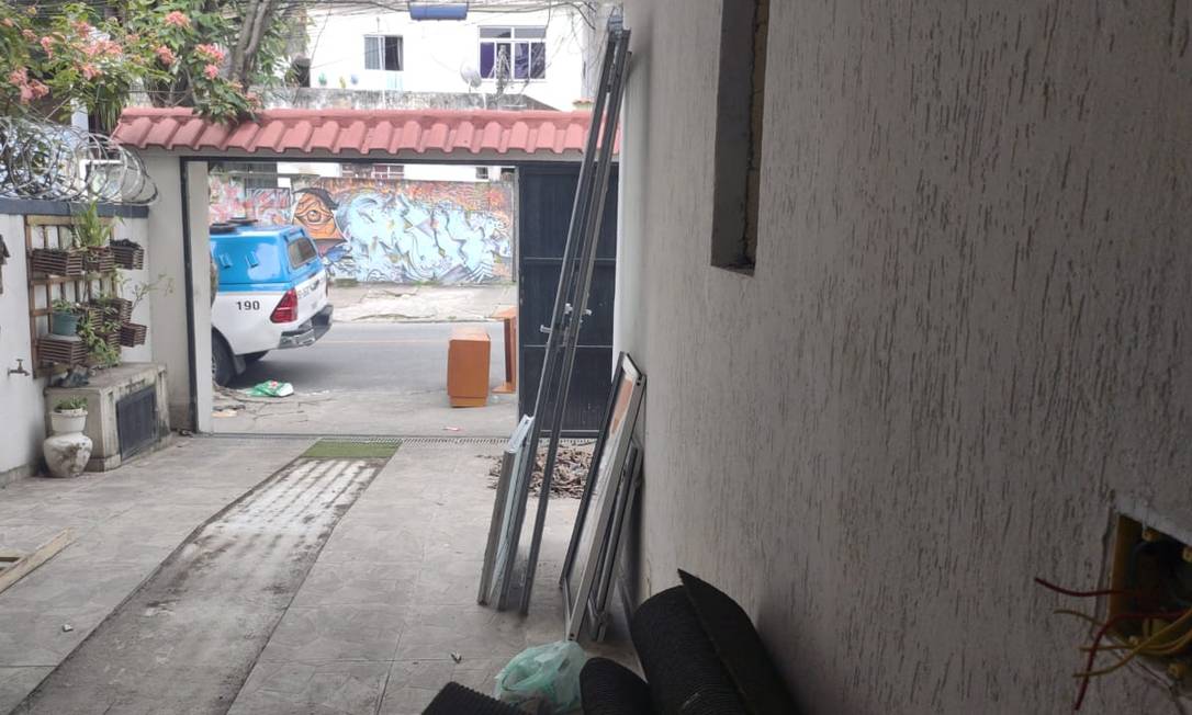 Dona do imóvel recorrer à ajuda da PM para voltar ao local e retirar seus pertences Foto: Divulgação