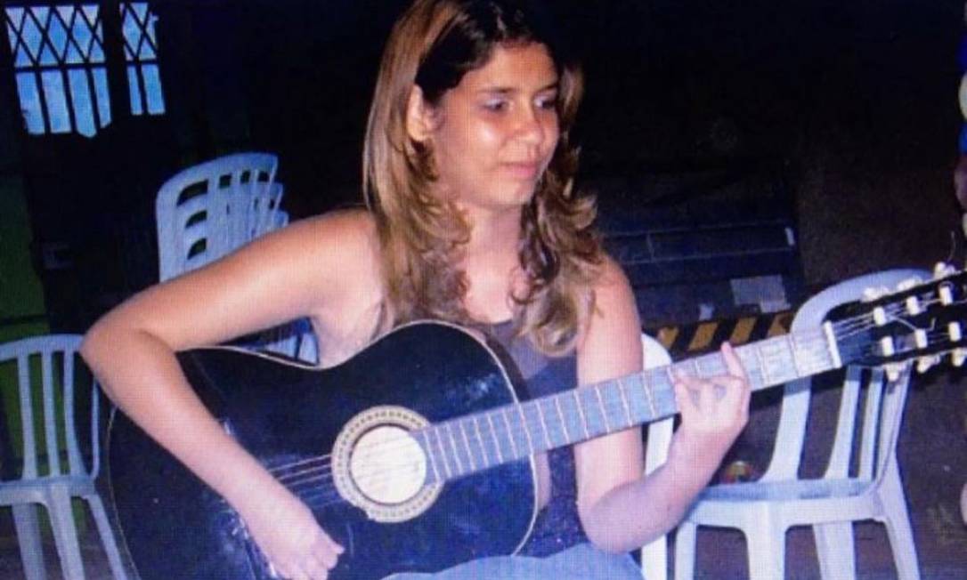 Marília Mendonça toca violão em antiga escola Foto: Reprodução/Instagram