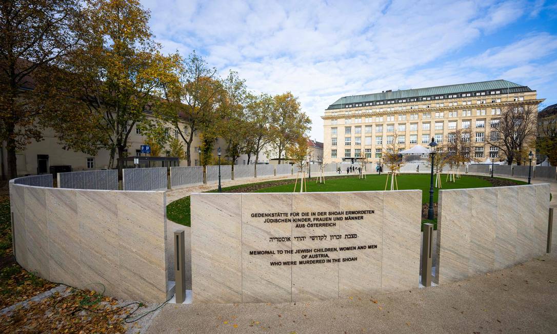 Memorial homenageia em Viena 64.450 judeus austríacos assassinados pelos nazistas Foto: GEORG HOCHMUTH / AFP